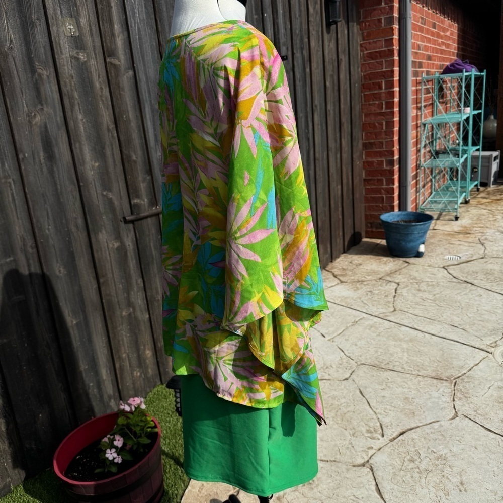 Belle by Kim Gravel Woven Aloha Top in Hawaiian Palms Medium - Picture 9 of 12